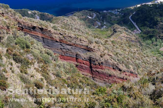 06-Affioramenti colorati sul versante orientale di Salina