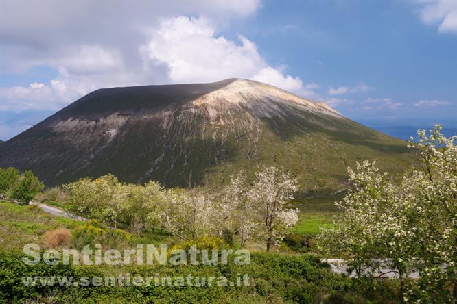 04-La caratteristica sagoma del cono di Vulcano