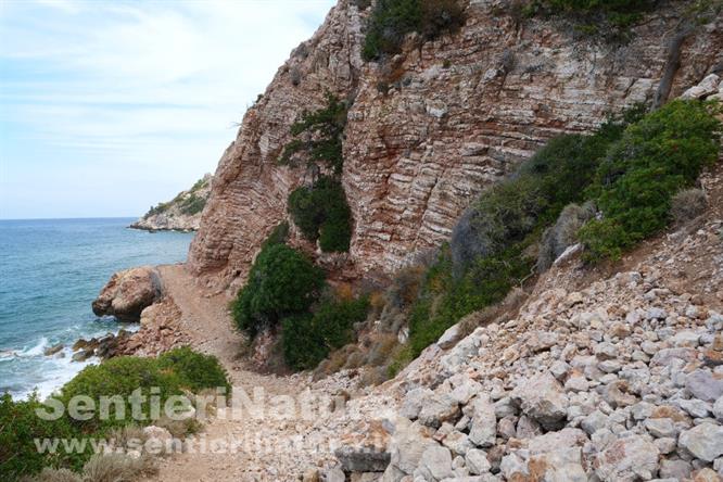 04-Affioramenti rossastri presso il mare