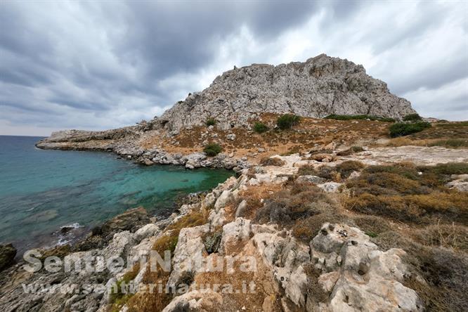 06-Il promontorio che ospita le rovine di Feraklos