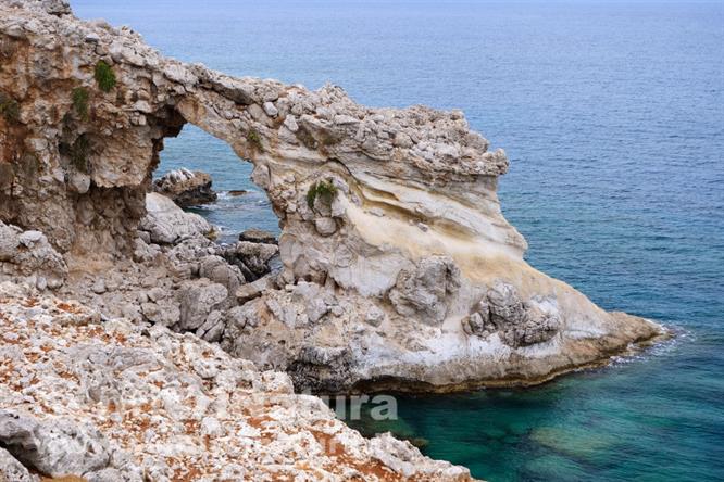 05-Lo spettacolare arco di roccia sulla costa