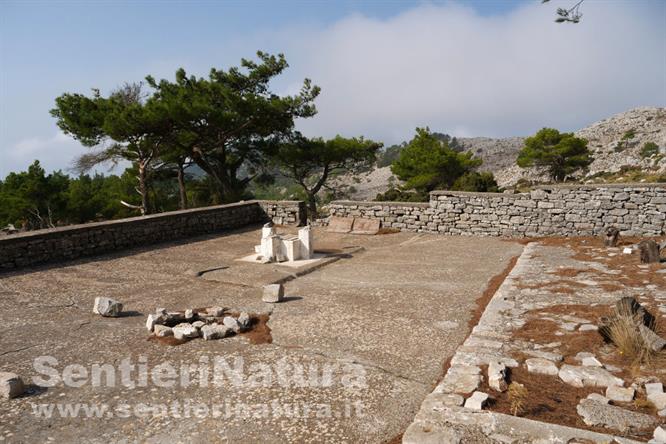 03-L'esterno della cappella di Agios Ioannis