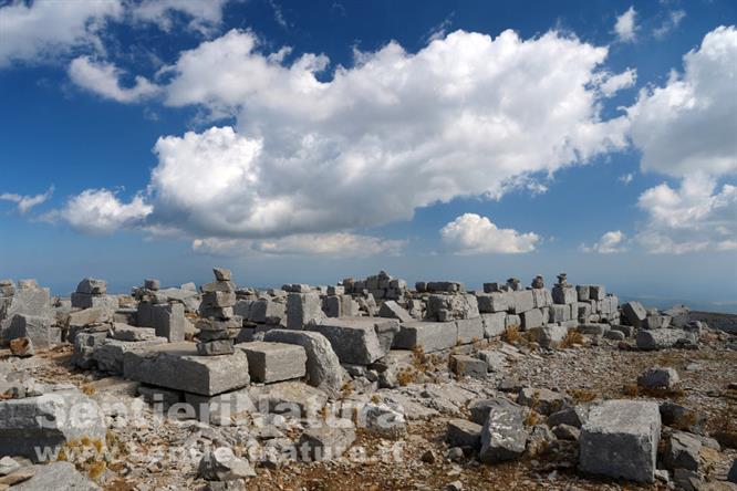 07-Il tempio a Zeus sulla sommità dell'Attaviros