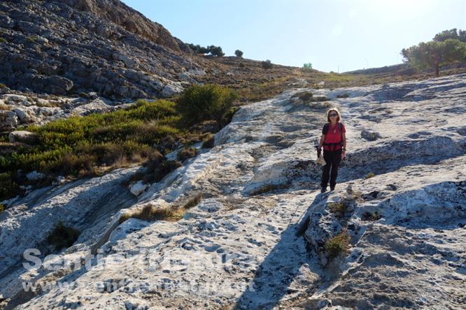 01-Placche rocciose all'inizio del sentiero