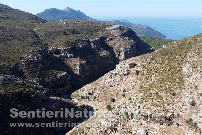 01-Il sinuoso percorso della gola di Siana