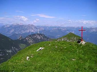 05-La croce di vetta del Valcalda posta dal CAI di Tramonti nel 1982