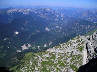 06-Panorama sulla Val Resia dalla Alta Via Resiana. In basso, i prati di Casera Canin e la ripida costa che costituisce la vera via normale al Canin