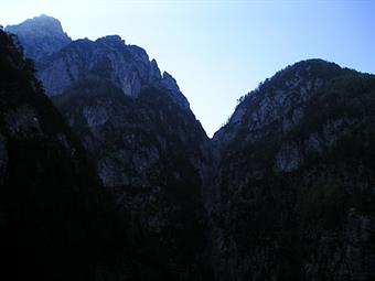 09-Il profondo intaglio di Forca Galandin dalla Val Cadramazzo