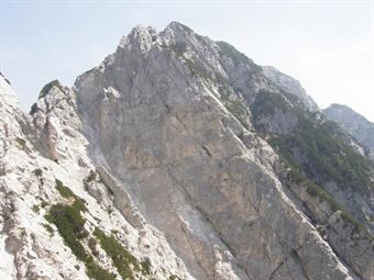 Dalla fine della mulattiera la parete del vecchio percorso del sentiero Battaglione Alpini Gemona