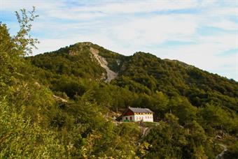il rifugio Grauzaria , sullo sfondo monte Flop.