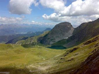 Dall'ampio valico, tralasciando tutte le altre direzioni, continuiamo verso destra seguendo il segnavia CAI 160, oppure l'OAV 5, che in diversi tratti si sovrappongono e confondono fra loro, ma  seguono entrambi il percorso della Traversata Carnica, ammir