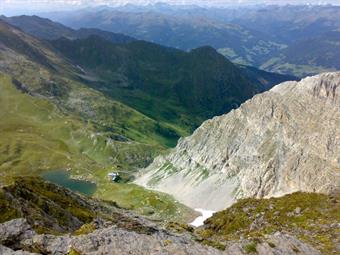 Sotto di noi, quasi 300 metri più in  basso, l'Obstanser See, nostra prossima meta.