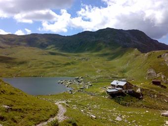 Svoltiamo a sinistra e seguendo l'OAV 403 arriviamo in breve all'Obstanser  See Hutte, dove ci attende una meritata sosta ristoratrice.