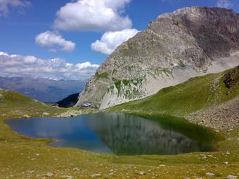 Dopo un'ultima occhiata alla conca dell'Hinteralm, riprendiamo l'OAV 5A e ora più ripidamente, raggiungiamo la forcella Pala dei Orti, da dove rientreremo alla casera di Silvella lungo la via dell'andata.