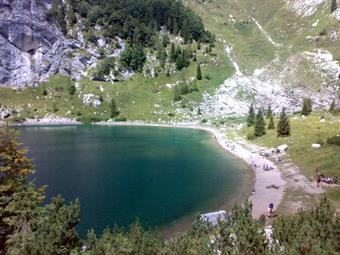 Arriviamo così in breve all'ameno Krnsko Jezero, autentico gioiello di origine glaciale, segretamente nascosto fra le Alpi Giulie Orientali, dove i bagni sarebbero proibiti per non minacciare il sensibile ecosistema acquatico. 