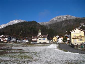 ACCESSO: Dall'uscita autostradale di Carnia percorrendo la SS 52 arriviamo a Villa Santina dove imbocchiamo la SR 355 della Val Degano e percorrendola per circa 7 km, tralasciando le deviazioni per Raveo e le varie frazioni di Lauco, arriviamo al bivio su