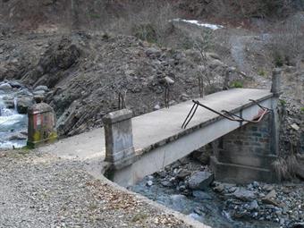 Proseguendo nella camminata, raggiungiamo poco dopo un ponticello piuttosto malconcio con delle indicazioni CAI sulla spalletta.<br /><br />