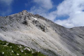 Il Vrh nad Peski con levidente traccia del nevaio.