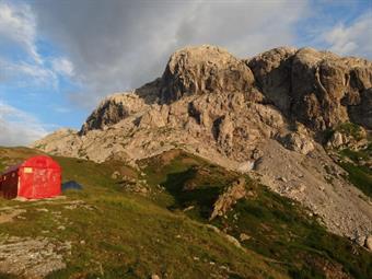 Giunto a sella Madrizze, alquanto stanco e spazientito da dei segnavia a volte latitanti piuttosto che dagli stravolgimenti antropici, non ho cercato troppo il sentiero lanciandomi nella valletta sottostante e da lì, per traccia ed istinto, ritornato sul 