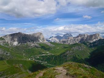 ACCESSO: Da Cortina d'Ampezzo lungo la SS 638 oppure da Selva di Cadore lungo la stessa rotabile dall'altro versante, raggiungiamo il Passo Giau.<br />