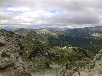 Il tratto impegnativo si esaurisce quindi alla forcelletta fra Zeleni Vrh e Mali Vrh, da dove possiamo ammirare il desolato altopiano della Komna.