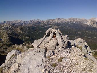 Sbuchiamo infine sulla piccola vetta del Mali Vrh, poco frequentata ma discretamente panoramica.