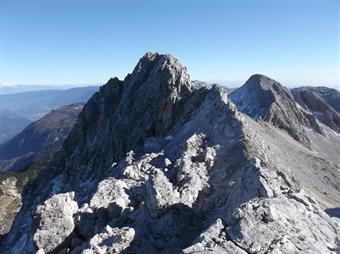 La prosecuzione in cresta verso la Podrta Gora ci appare riservata ad escursionisti particolarmente esperti con pratica d'alpinismo.