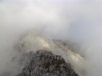 Un improvviso diradamento delle nubi ci fa scorgere verso nord sulla lontana sella la Piramida na Peskih.