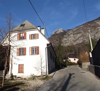 ACCESSO: Da Gorizia, proseguendo lungo la rotabile che costeggia l'Isonzo, arriviamo a Bovec dove lasciamo l'auto in uno dei vari parcheggi al centro della località turistica.<br />