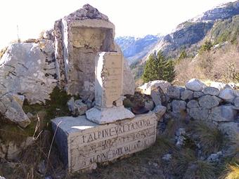 La traccia segnalata ci porta in breve ai ruderi della cappelletta dell'Addolorata, riportante l'iscrizione dei Battaglioni alpini Val Tanaro, Borgo San Dalmazzo e Valcamonica.<br />