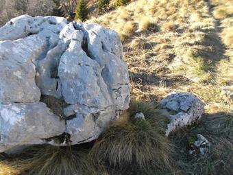 Lasciato il commovente cimitero ritorniamo sui nostri passi, notando un ulteriore fregio su un grande roccione.