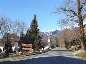 ACCESSO: Da Gorizia, valicato il confine di stato, proseguendo lungo la rotabile che costeggia l'Isonzo, arriviamo a Bovec,  dove saliamo al complesso alberghiero di Kaninska Vas a monte della località turistica.