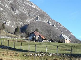 Raggiunta la piccola frazione di Zavrzelno  ci ritroviamo su una  strada sterrata, che seguiamo per un breve tratto fino ad una fontana, dove troviamo ulteriori indicazioni.<br />