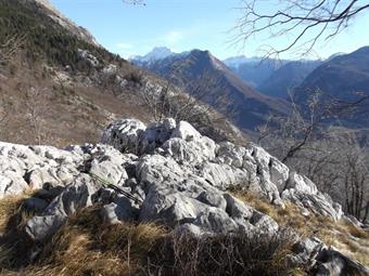 Sul rovescio della quota si raggiunge in breve la rocciosa vetta del Na Vrh  Robu,  dove però non troviamo alcun segno distintivo del luogo.