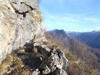 Ridiscesi al sentierino, giungiamo in breve al camminamento dell'importante osservatorio di quota 1180, ultimo avamposto italiano sul versante meridionale del Cukla. 