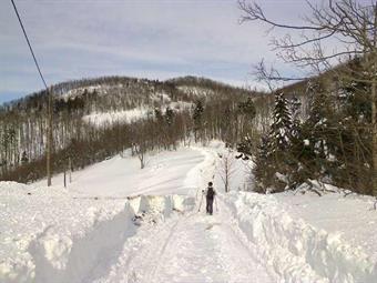 Lasciate le costruzioni recentemente ristrutturate, proseguiamo lungo la carrareccia innevata in un silenzio ovattato.