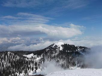 Il Kosmati Vrh facilmente raggiungibile durante la bella stagione dalla sottostante Vratca con un  sentiero in parte segnalato, appare nella stagione invernale una meta riservata ad escursionisti esperti.
