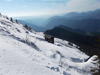 <br />Il sentiero segnalato proveniente da Podbrdo e Hudajuzna risulta impraticabile d'inverno al normale escursionista in caso di presenza nevosa, vista la ripidezza del pendio e l'assenza di traccia.<br /><br />