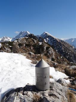 Gli ultimi e contorti faggi lasciano il posto ai pochi mughi e all’affiorar di rocce zigrinate. L’ultima tirata è dritta forte, pare un altro monte che nasce da un’altra altura, meglio guardar in basso accarezzando con lo sguardo le Eriche in fiore. In ci