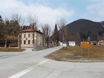 ACCESSO: Da Gorizia, valicato il confine di stato, raggiungiamo Solkan e lungo la rotabile 608 in una ventina di chilometri arriviamo a Lokve, transitando per i paesini di Ravnica, Trnovo e Nemci. 