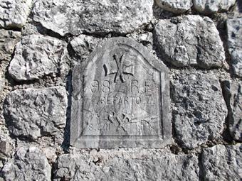 Una grande  iscrizione della Via Exilles si trova invece poco sotto il livello stradale nei pressi del ponte sul rio Rocica ed una targa del 1° Reparto Zappatori è reperibile sul muro di contenimento poco distante.