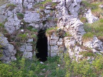Nei pressi   notiamo alcuni ingressi di caverne italiane, risalenti al primo conflitto mondiale con ingresso parzialmente blindato.