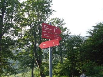 Poco prima del rifugio un cartello ci informa sulle possibili destinazioni della zona e sui relativi tempi di percorrenza.