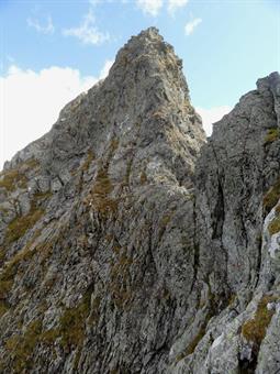 La staffa grande, da me trovata in posizione orizzontale ed integra allo sguardo, ha ceduto di colpo al salto convinto. Lascio immaginare il resto. Mi sono riportato quindi sullo spuntone provvedendo a girarla in direzione verticale per segnalarne la prec