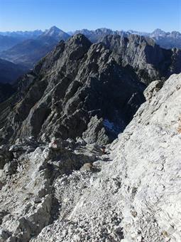 Poi un balcone si spalanca e il panorama s'apre. A nord riecco l'infinita cresta erbosa con la rocciosa parentesi della Pitturina. Poi il secondo tratto di cavo. Più lungo. Più scomodo. Il cavo, non il passaggio. Te lo ritrovi spesso tra le zampe o vicino