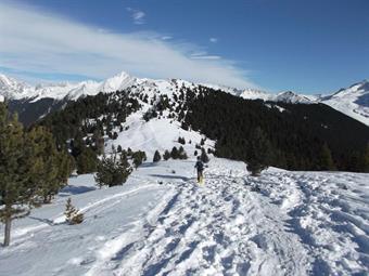 Ammirato lo splendido panorama a 360° sulle innumerevoli cime circostanti, lasciamo la vetta e scendiamo lungo il versante orientale all'insellatura sottostante.