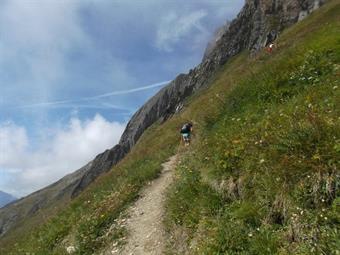 Una decisa svolta a sinistra ci porta quindi a risalire il ripido pendio erboso sovrastati dalle rocce scure dello Schwarzerspitz/Punta Nera.