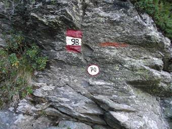 Lungo il percorso troviamo un curioso limite di velocità dipinto sulla roccia , riferito alle gare di corsa in montagna durante la discesa a valle.
