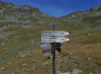 In prossimità del lago superiore un cartello ci informa sulle possibili destinazioni raggiungibili dal bivio.