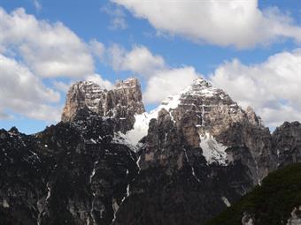 Mi rendo perfettamente conto di quanto queste righe siano pressoché confusionali se non inutili. Anche senza fumate non sarebbe stato facile descriverlo. Ma il bello di calcare questo lato della cima è proprio il fai da te. L'aguzzar vista e l'istinto. La